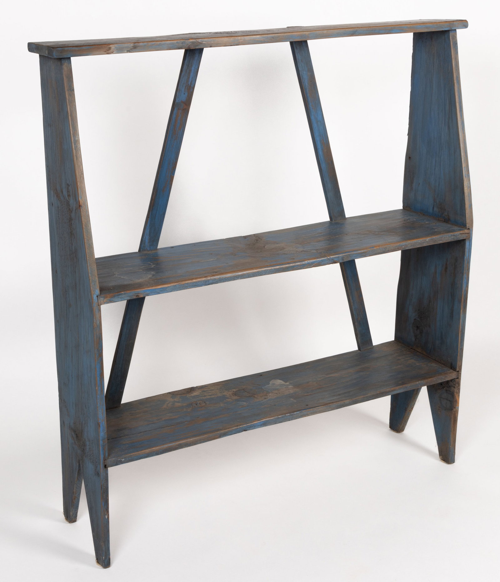 AMERICAN PAINTED POPLAR BUCKET BENCH: AMERICAN PAINTED POPLAR BUCKET BENCH, of high-form with a rectangular overhanging top above two deeper shelves which are mortised into the solid ends with diagonal supports across the back, the whole 