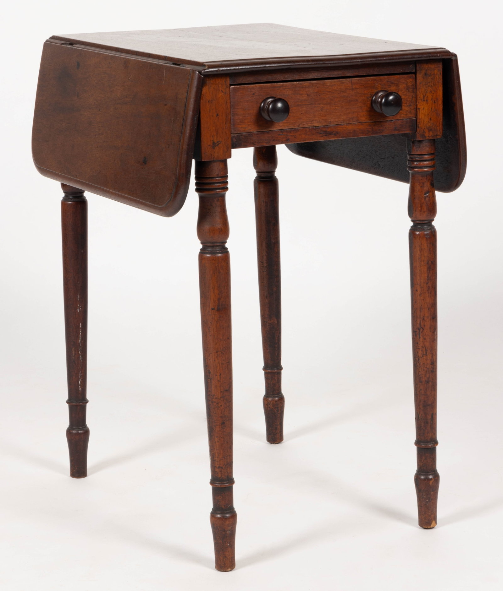 AMERICAN LATE FEDERAL WALNUT DROP-LEAF STAND TABLE: AMERICAN LATE FEDERAL WALNUT DROP-LEAF STAND TABLE, the rectangular top with a molded edge over supports two molded rectangular leaves with molded edges over a plain apron with a single full drawer on