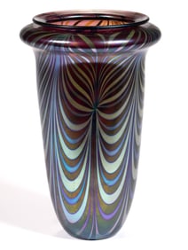 CHARLES LOTTON (AMERICAN, 1935-2021) PEACOCK FEATHER IRIDESCENT ART GLASS HANGING VASE