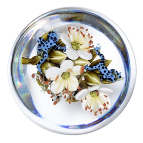 CLINTON SMITH (AMERICAN, B. 1979) SPOTTED FROGS AND FLOWERS LAMPWORK STUDIO ART GLASS PAPERWEIGHT