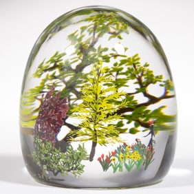 ALISON RUZSA (AMERICAN, XX/XXI) LADY AT THE FOUNTAIN COMPOUND ENAMEL DECORATED STUDIO ART GLASS