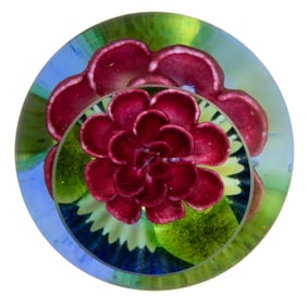 ERIC HANSEN (AMERICAN, XX/XXI) CRIMP ROSE IRIDESCENT ART GLASS PAPERWEIGHT