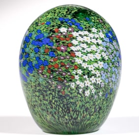 PETER RAOS (NEW ZEALANDER, B. 1957) FLOWER GARDEN MILLEFIORI STUDIO ART GLASS PAPERWEIGHT