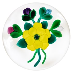 BOBBI BANFORD (AMERICAN, XX/XXI) FLORAL BOUQUET LAMPWORK STUDIO ART GLASS PAPERWEIGHT