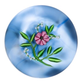 DEBBIE TARSITANO (AMERICAN, B. 1955) FLORAL BOUQUET STUDIO ART GLASS PAPERWEIGHT