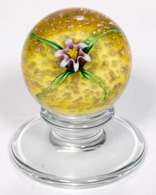 CHARLES KAZIUN JR. (AMERICAN, 1919-1992) SPIDER LILY LAMPWORK PEDESTAL PAPERWEIGHT
