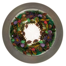 WILLIAM MANSON (SCOTTISH, B. 1951) HOLIDAY WREATH LAMPWORK STUDIO ART GLASS PAPERWEIGHT