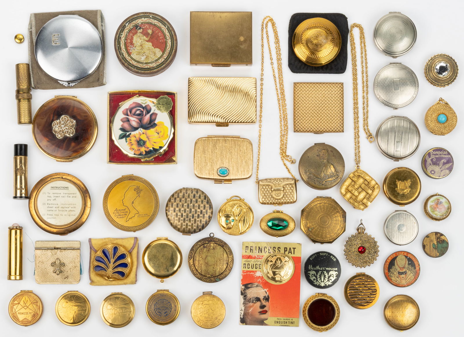 ANTIQUE / VINTAGE ASSORTED LADY'S COMPACTS AND OTHER ARTICLES, UNCOUNTED LOT: ANTIQUE / VINTAGE ASSORTED LADY'S COMPACTS AND OTHER ARTICLES, UNCOUNTED LOT, more than 40 pieces, including makeup, powder, and blush / rouge compacts, lipstick cases, and solid perfume compacts,