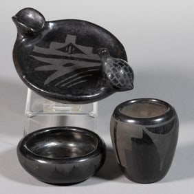 SANTA CLARA PUEBLO NATIVE AMERICAN BLACKWARE POTTERY ARTICLES, LOT OF THREE