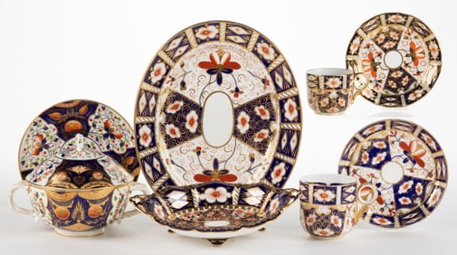 ENGLISH ROYAL CROWN DERBY IMARI-STYLE PORCELAIN TEA AND TABLE ARTICLES, LOT OF EIGHT