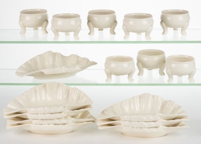 ENGLISH LEEDSWARE CLASSICAL CREAMWARE CERAMIC TABLE ARTICLES, LOT OF 16