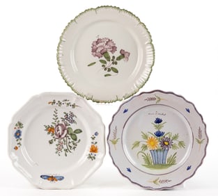 FRENCH FAIENCE TIN-GLAZED HAND-PAINTED FLORAL MOTIF EARTHENWARE PLATES, LOT OF THREE