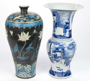 CHINESE EXPORT PORCELAIN VASES, LOT OF TWO