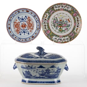 CHINESE EXPORT PORCELAIN HAND-PAINTED TABLE ARTICLES, LOT OF THREE