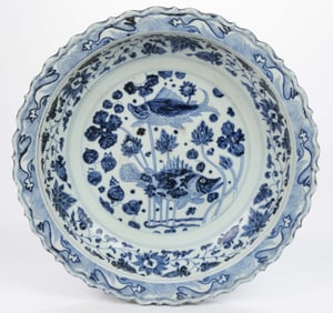 CHINESE EXPORT PORCELAIN BLUE AND WHITE FISH MOTIF LARGE CHARGER