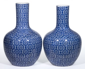 CHINESE EXPORT PORCELAIN BLUE AND WHITE VASE PAIR