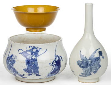 CHINESE EXPORT PORCELAIN ARTICLES, LOT OF THREE (1 of 6)
