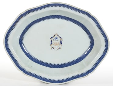CHINESE EXPORT PORCELAIN BLUE AND WHITE ARMORIAL DISH INSERT