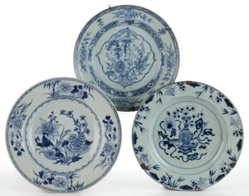 CHINESE EXPORT PORCELAIN HAND-PAINTED BLUE AND WHITE PLATES, LOT OF THREE