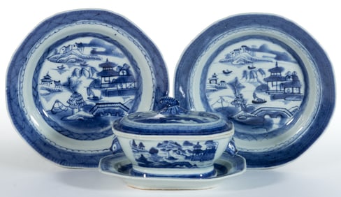 CHINESE EXPORT PORCELAIN BLUE AND WHITE CANTON TABLE ARTICLES, LOT OF FOUR