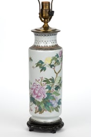 CHINESE EXPORT PORCELAIN FAMILLE ROSE ELECTRIC TABLE LAMP