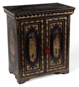 CHINESE EXPORT QING DYNASTY GILT-DECORATED LACQUERED TABLETOP JEWELRY / VALUABLES CHEST