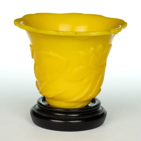 CHINESE QING DYNASTY IMPERIAL YELLOW CARVED PEKING GLASS LOTUS / LIBATION CUP