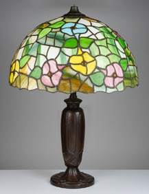 BRADLEY & HUBBARD ELECTRIC TABLE LAMP WITH LEADED GLASS SHADE
