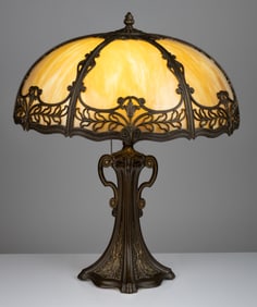 E. MILLER LAMP CO. ELECTRIC TABLE LAMP WITH SLAG GLASS SHADE