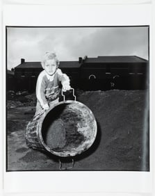 ROSALIND SOLOMON (AMERICAN, B.1930) "BELFAST, 1989" PHOTOGRAPHIC PRINT