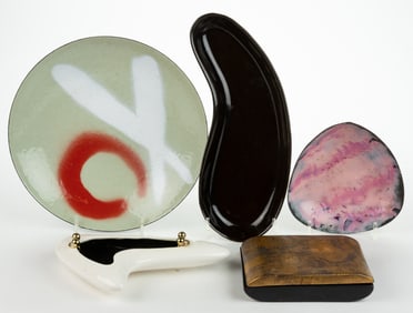 ASSORTED CERAMIC AND ENAMEL MID-CENTURY MODERN ASHTRAYS AND OTHER ARTICLES, LOT OF FIVE