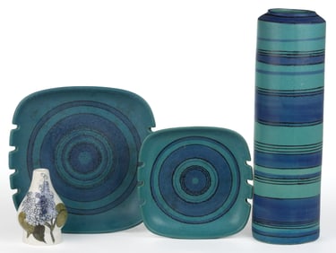 AMERICAN AND FINNISH MID-CENTURY MODERN ART POTTERY ARTICLES, LOT OF FOUR