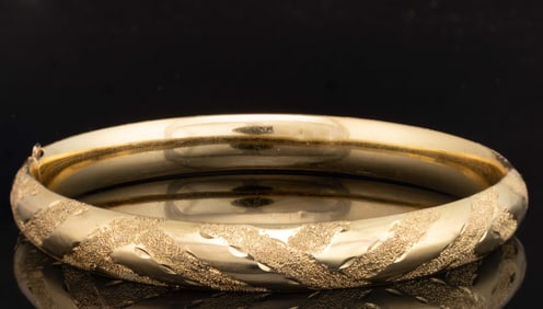 ANTIQUE / VINTAGE 14K YELLOW GOLD ENGRAVED-DECORATED BANGLE BRACELET