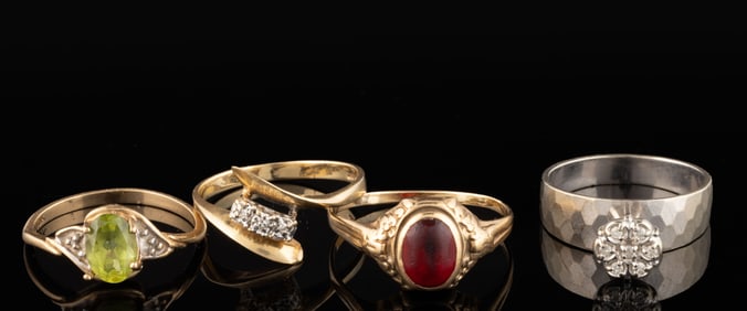 VINTAGE 10K GOLD AND GEMSTONE / GLASS RINGS, LOT OF FOUR