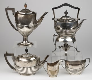 ENGLISH EDWARDIAN / GEORGE V STERLING SILVER ASSEMBLED FIVE-PIECE COFFEE AND TEA SERVICE
