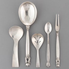 GEORG JENSEN DANISH "ACORN" AND OTHER AMERICAN STERLING SILVER SERVING UTENSILS AND SPOONS, LOT OF