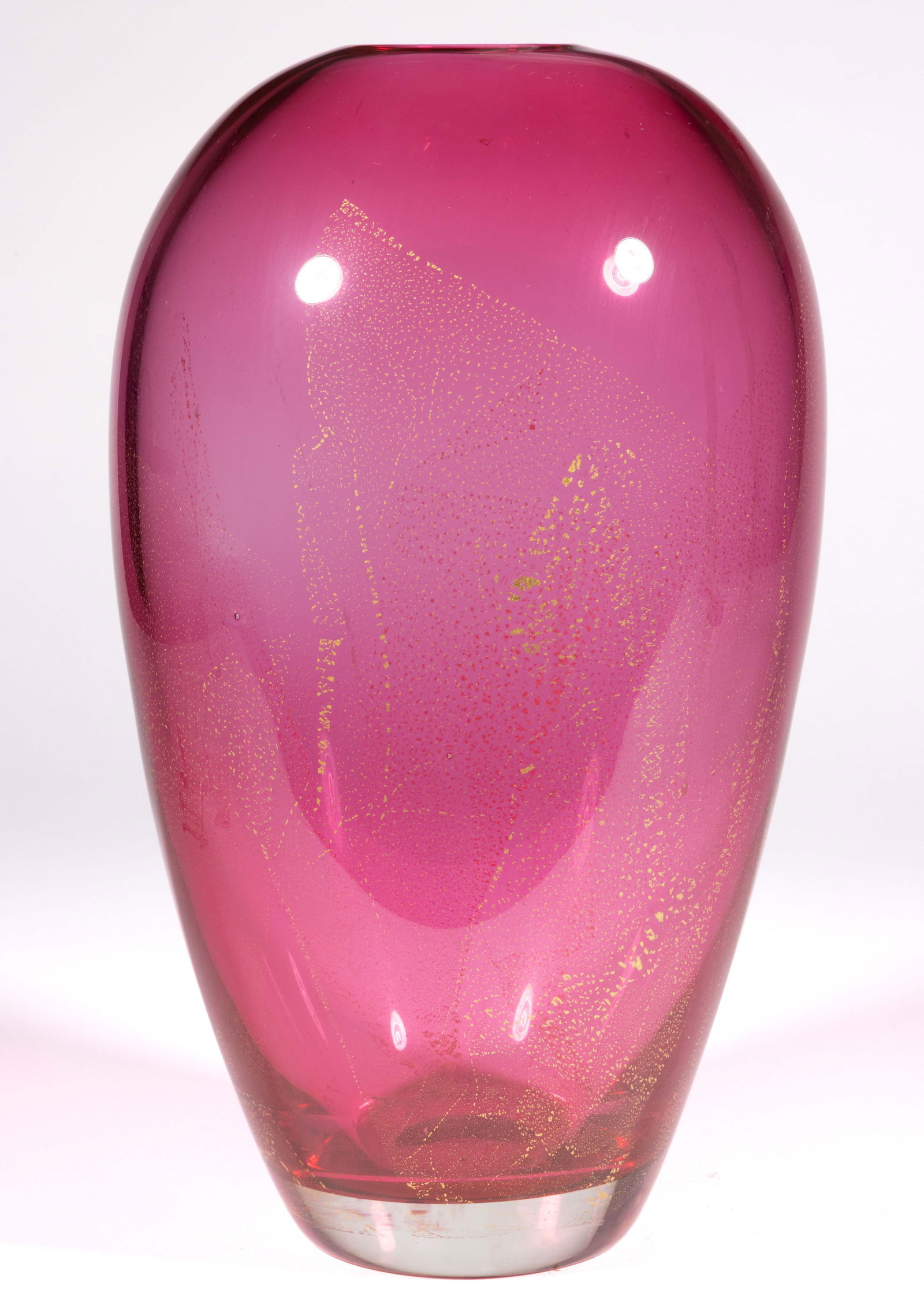 CHRIS BELLEAU (AMERICAN, B. 1960) BLOWN GOLD FOIL DECORATED STUDIO ART GLASS VASE (1 of 2)