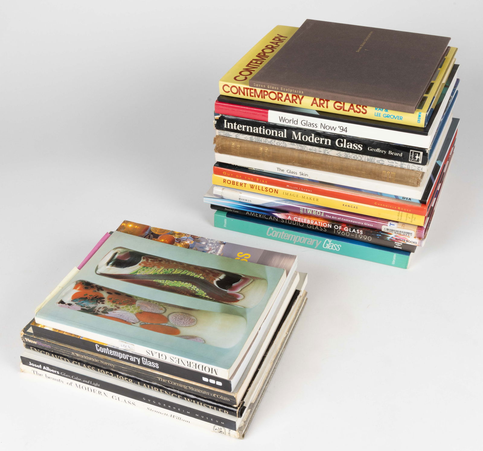 CONTEMPORARY / STUDIO ART GLASS REFERENCE VOLUMES, LOT OF 21: CONTEMPORARY / STUDIO ART GLASS REFERENCE VOLUMES, LOT OF 21, including Warmus, Fire and Form; Willson, The Beauty of Modern Glass; Guggenheim Museum, Josef Albers - Glass, Co