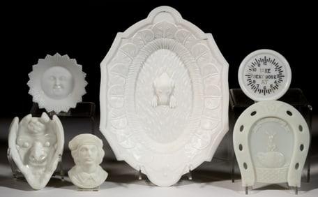 ASSORTED MILK GLASS PLAQUES / PLATES AND NOVELTY ARTICLES, LOT OF SIX