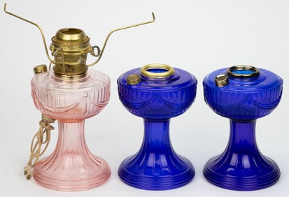 ALADDIN REISSUE SHORT LINCOLN DRAPE KEROSENE STAND LAMPS, LOT OF THREE