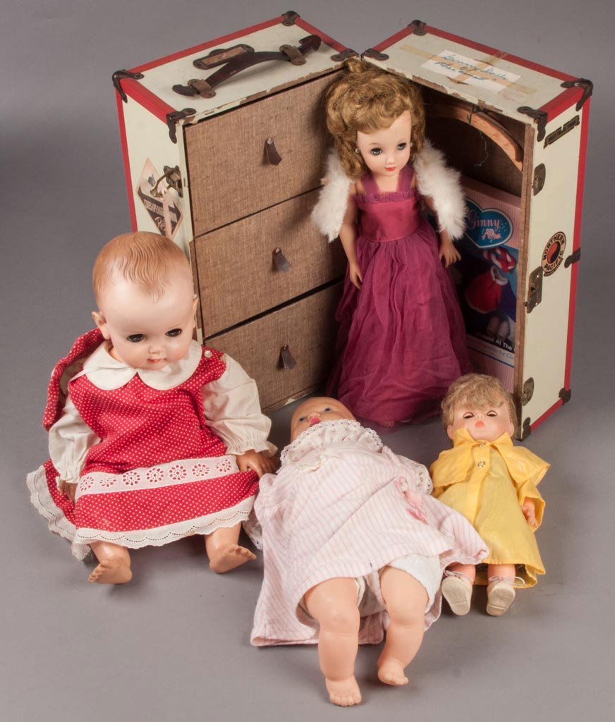 ASSORTED VINYL DOLLS, LOT OF FOUR: ASSORTED VINYL DOLLS, LOT OF FOUR, including Ideal and Effanbee. Together with a doll steamer trunk. Five pieces total. 20th century. 12 1/2" to 19" H. Provenance: Collection of the late Veronica "Ron