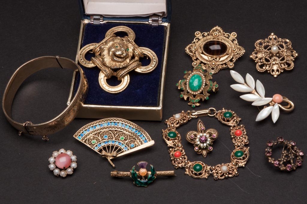 VINTAGE OLD-STYLE COSTUME JEWELRY, LOT OF 12 PIECES: VINTAGE OLD-STYLE COSTUME JEWELRY, LOT OF 12 PIECES, the fan with enameled decoration and marked "800" silver. 20th century. Provenance: Property of a Page Co., VA lady.