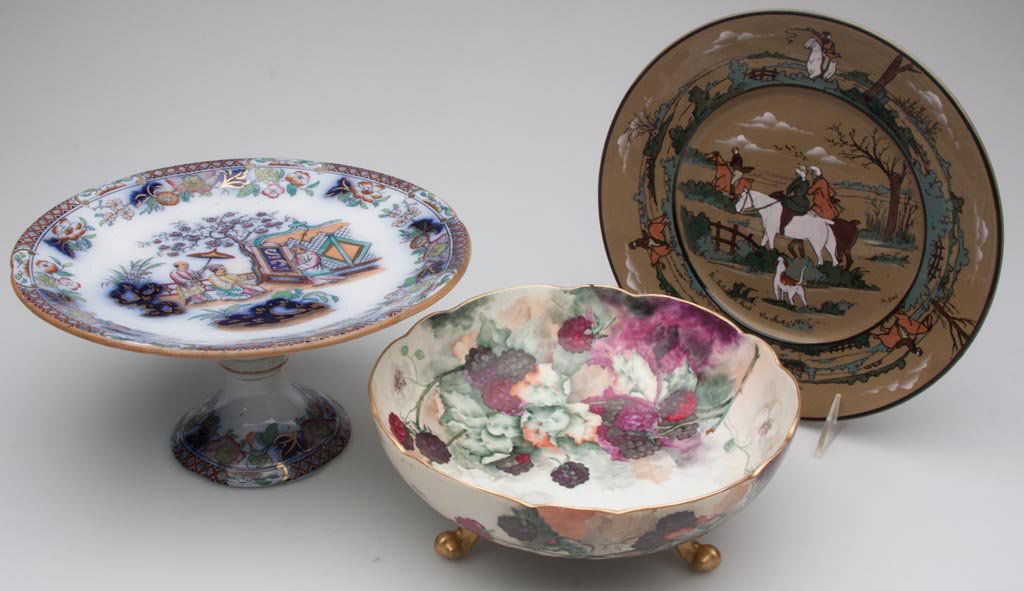 ASSORTED CERAMIC ARTICLES, LOT OF THREE: ASSORTED CERAMIC ARTICLES, LOT OF THREE, comprising a 1908 Buffalo Pottery Deldare plate, a Limoges, France hand-painted bowl on three feet, and an English Staffordshire Chinoiserie-transfer taza. Mid