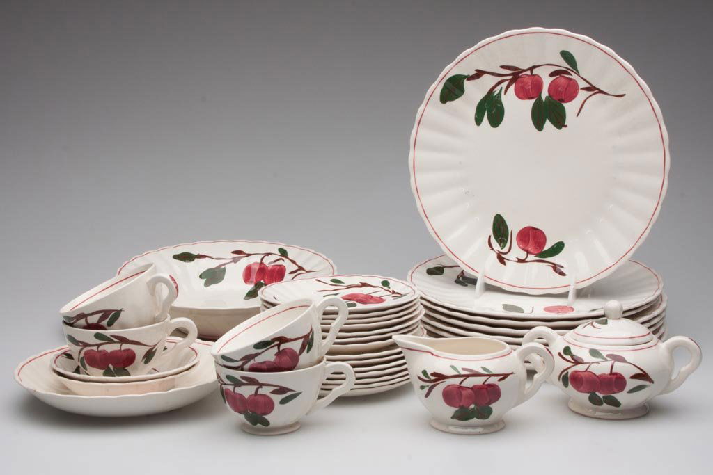 BLUE RIDGE POTTERY "MOUNTAIN CRAB APPLE" PARTIAL DINNER: BLUE RIDGE POTTERY "MOUNTAIN CRAB APPLE" PARTIAL DINNER SERVICE, 32 pieces comprising eight 10 1/2" dinner plates, seven 6 1/4" bread & butter plates, six saucers, four cups, two 5 1/4" fruit bowls, a