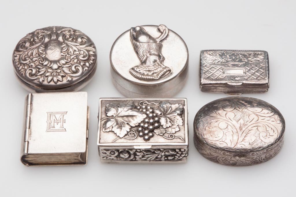 ASSORTED SILVER OBJETS DE VERTU, LOT OF SIX: ASSORTED SILVER OBJETS DE VERTU, LOT OF SIX, comprising an English vinaigrette, a Gorham book-form stamp box with monogram, an Egyptian pill box with lotus hallmark, and three other decorated pill box