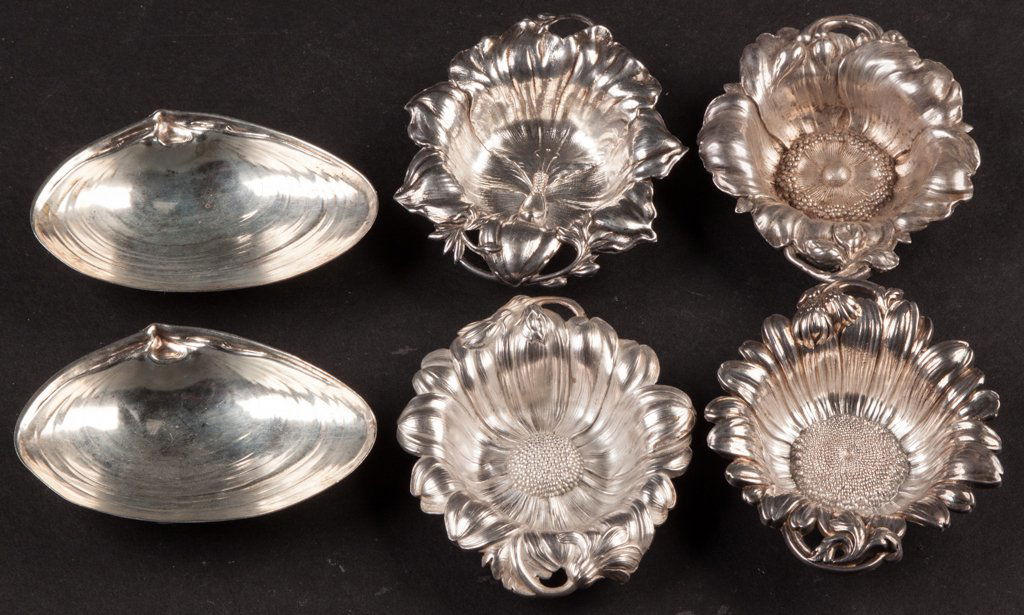 AMERICAN STERLING SILVER ASSORTED NUT DISHES, LOT OF SI: AMERICAN STERLING SILVER ASSORTED NUT DISHES, LOT OF SIX, comprising a pair of Wallace clam shells and a set of four Reed & Barton flowers with 1903 patent dates. Weight: 5.03 ozt. First half 20th cen