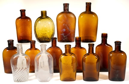 ASSORTED AMERICAN GLASS WHISKEY FLASKS / BOTTLES, LOT OF 14