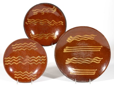 AMERICAN DECORATED EARTHENWARE / REDWARE PANS / PLATES, LOT OF THREE