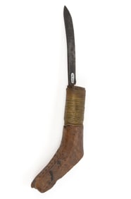 NATIVE AMERICAN NORTHEASTERN WOODLANDS CROOKED KNIFE WITH CHIP-CARVED WOOD HANDLE