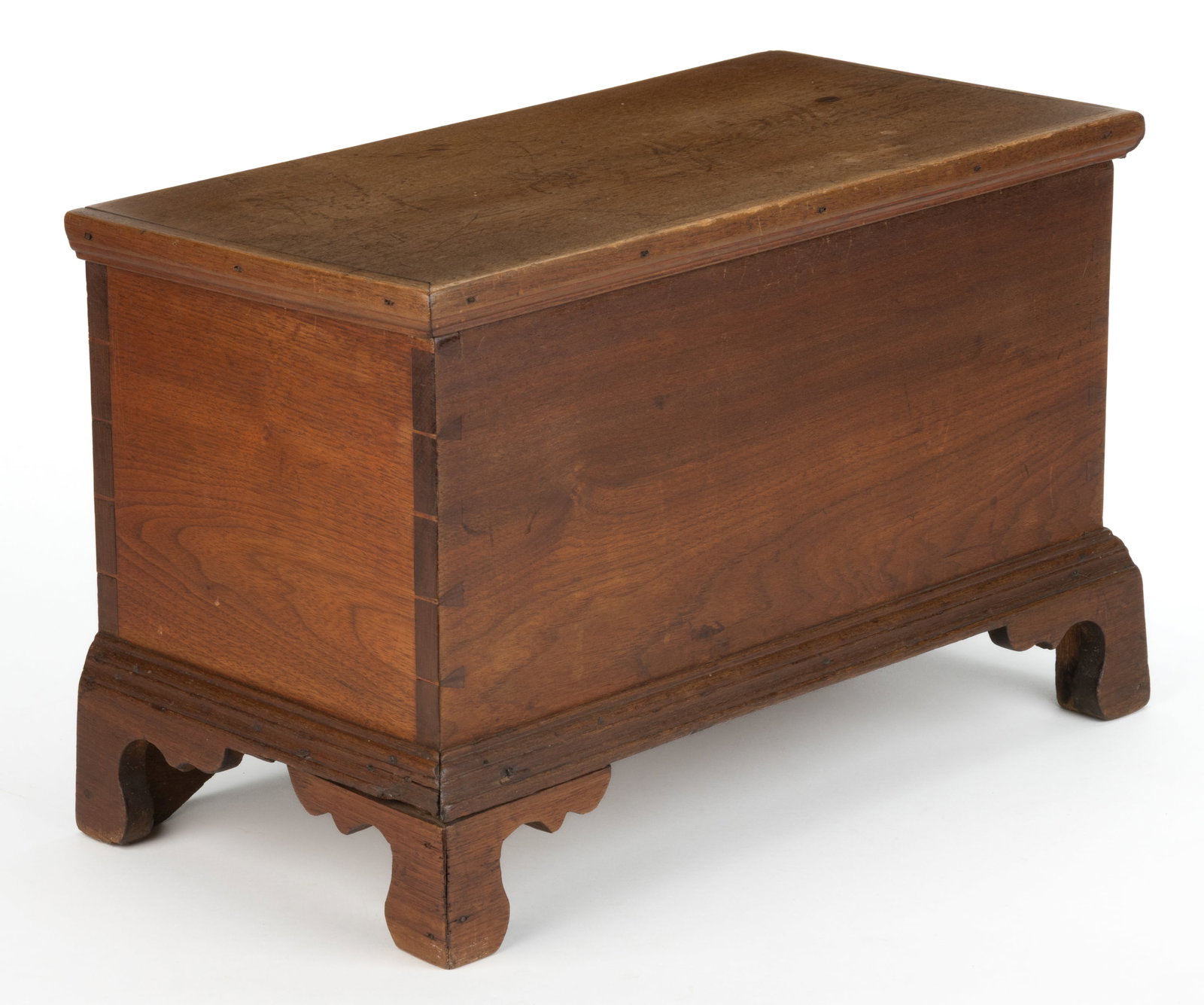 SHENANDOAH VALLEY OF VIRGINIA CHIPPENDALE WALNUT MINIATURE BLANKET CHEST: SHENANDOAH VALLEY OF VIRGINIA CHIPPENDALE WALNUT MINIATURE BLANKET CHEST, the rectangular single-board lid with an applied molded edge conceals an open dovetailed case, the whole raised on an applied 